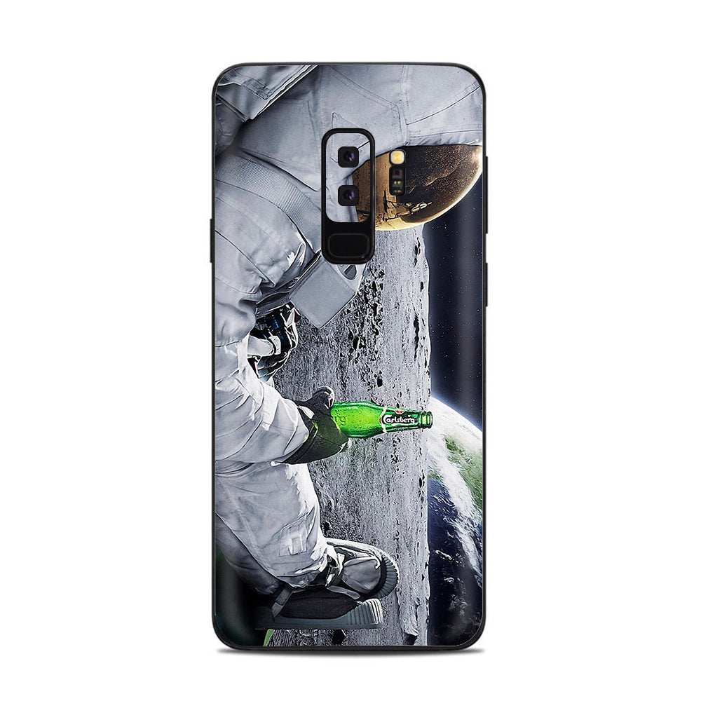  Astronaut Having A Beer Samsung Galaxy S9 Plus Skin